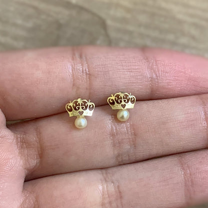 Brinco Infantil Coroa com Pérolas em Ouro Amarelo 18k