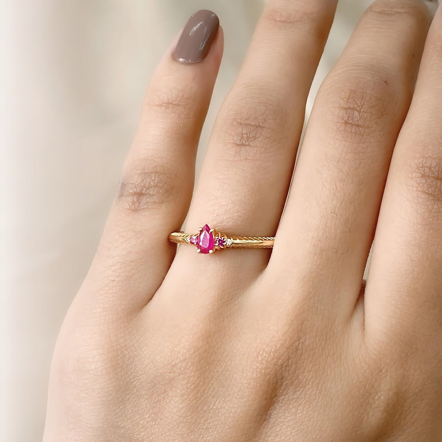 Anel Ouro Amarelo 18K Rubi e Brilhantes - Coleção Uniki MAN3527R