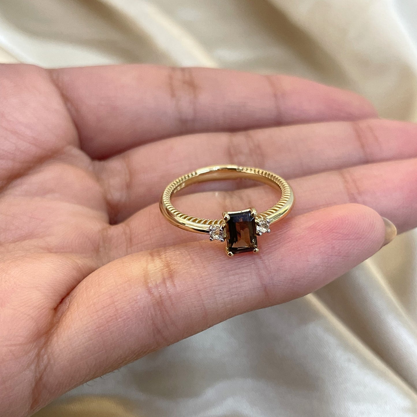 Anel Obsidian Fume em ouro amarelo 18k