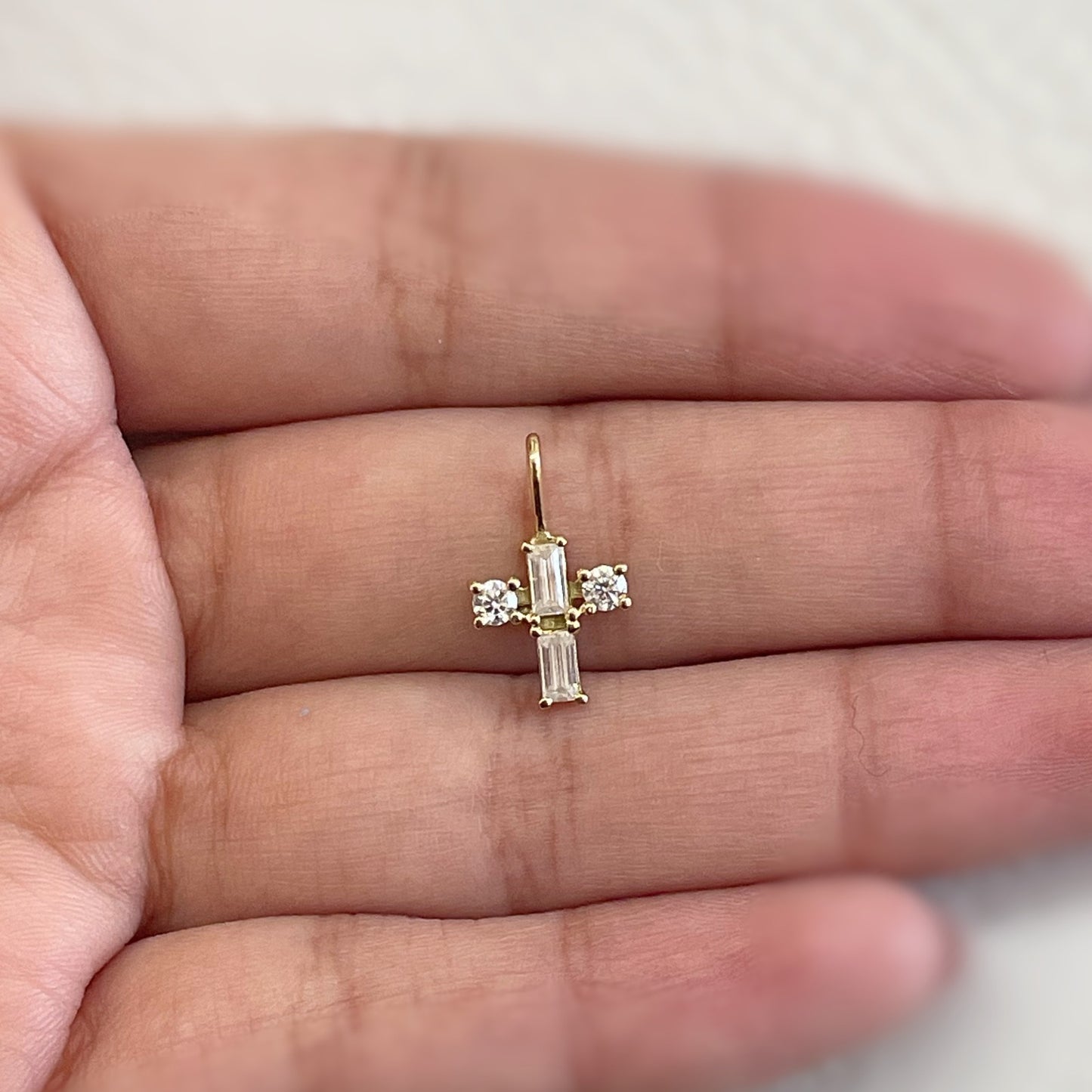 Pingente Mini Cruz em Ouro Amarelo 18k, com moissanites