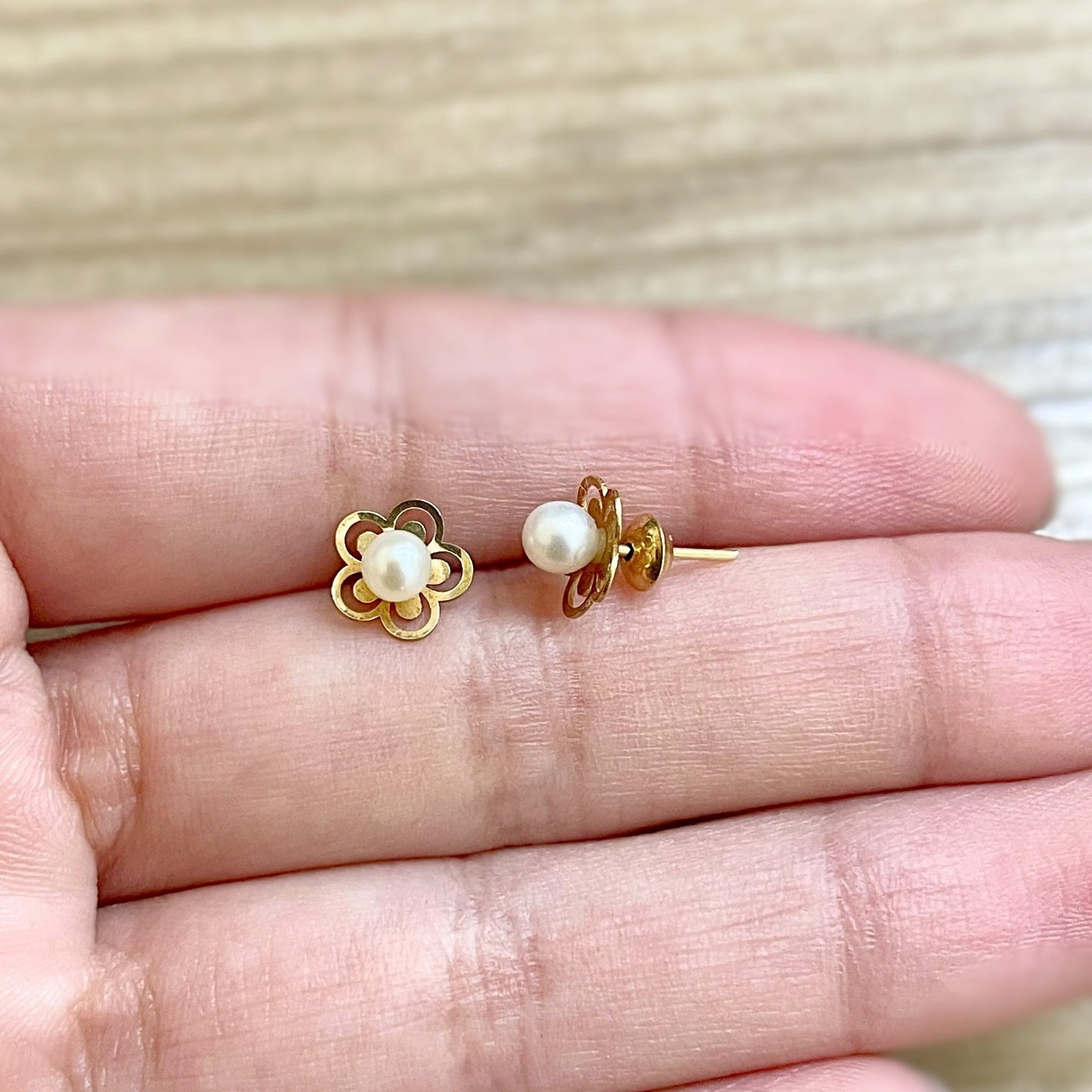 Brinco Infantil Flor com Pérola em Ouro Amarelo 18k