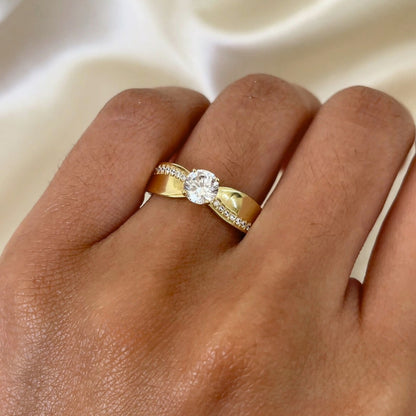 Anel Sirius em Ouro Amarelo 18K-750, com zircônias