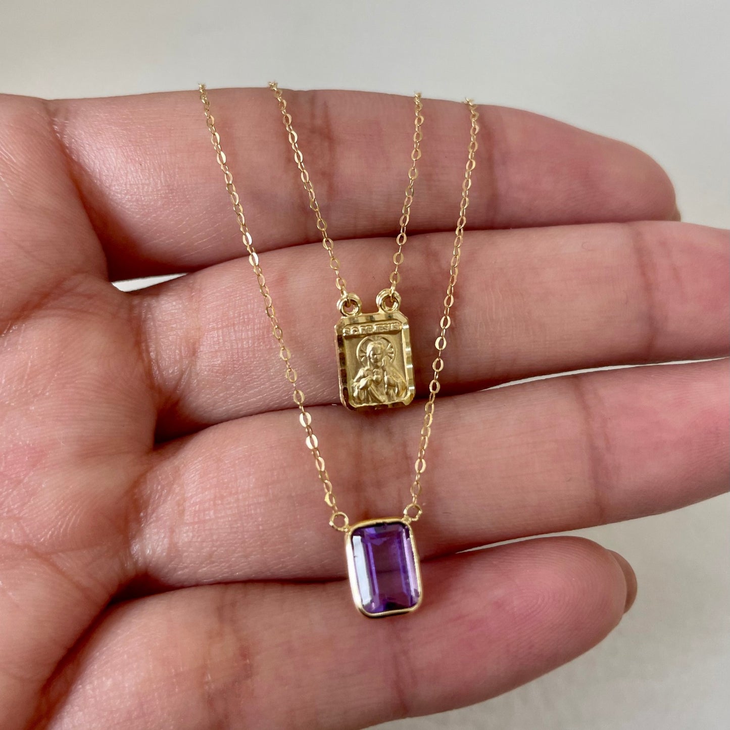 Escapulário em Ouro Amarelo 18K – Sagrado Coração de Jesus e Ametista