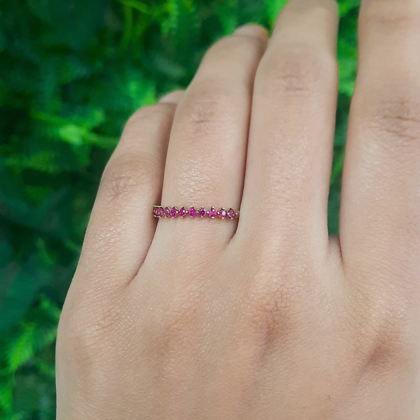 Anel Meia Aliança em Ouro Amarelo 18K-750, com zircônias