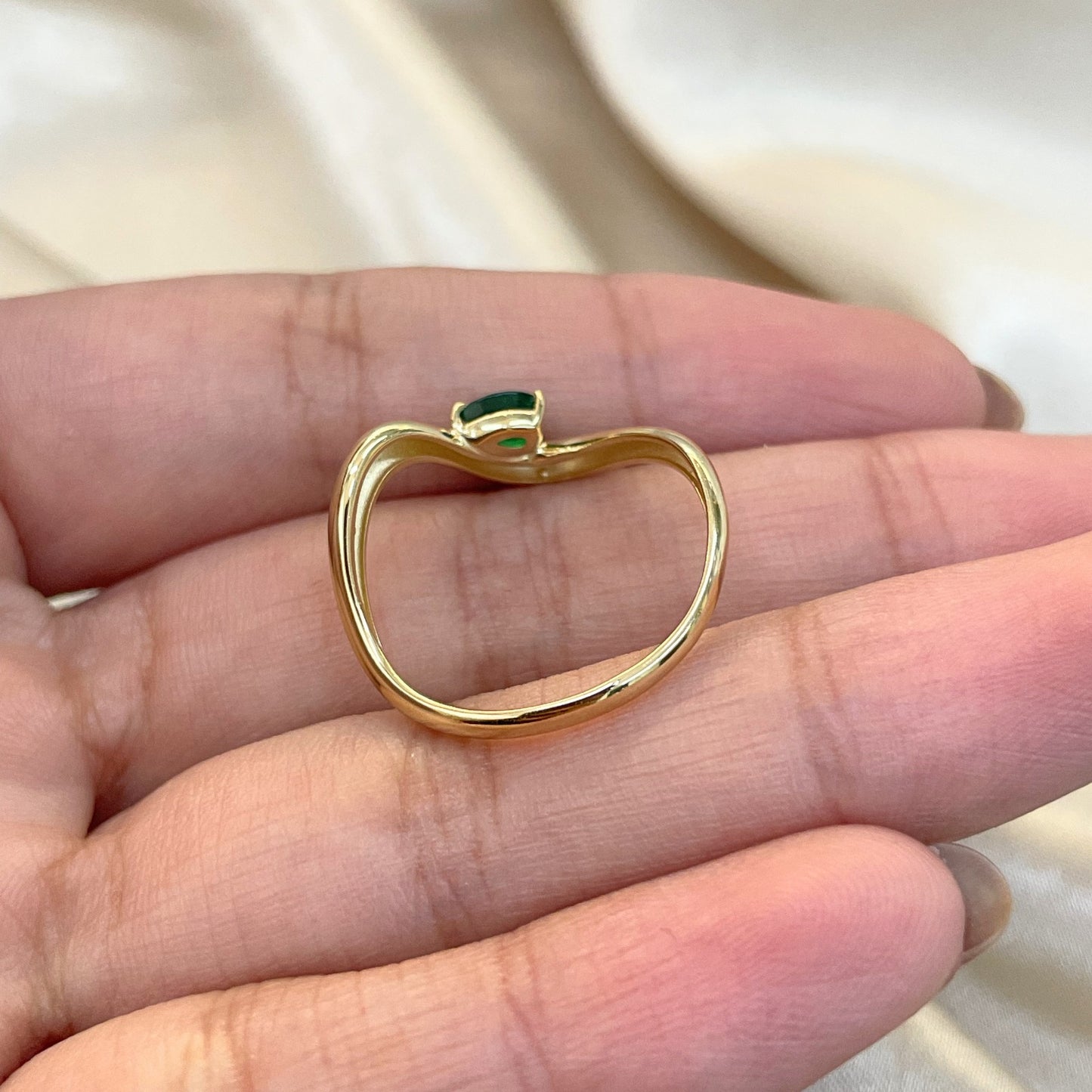 Anel Essenza Esmeralda em ouro amarelo 18k