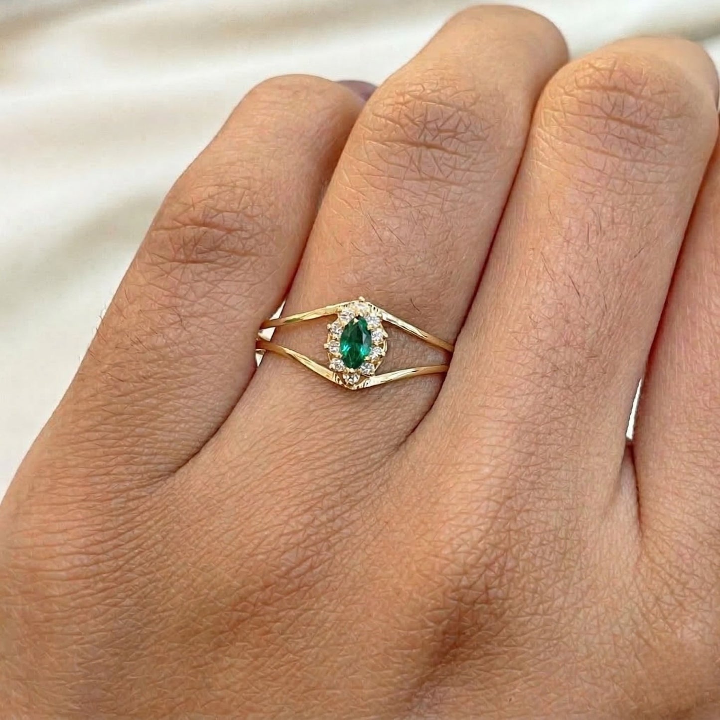 Anel Victoria em Ouro Amarelo 18K-750, com zircônias