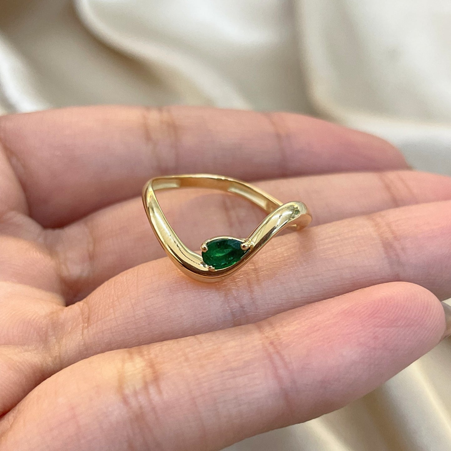 Anel Essenza Esmeralda em ouro amarelo 18k