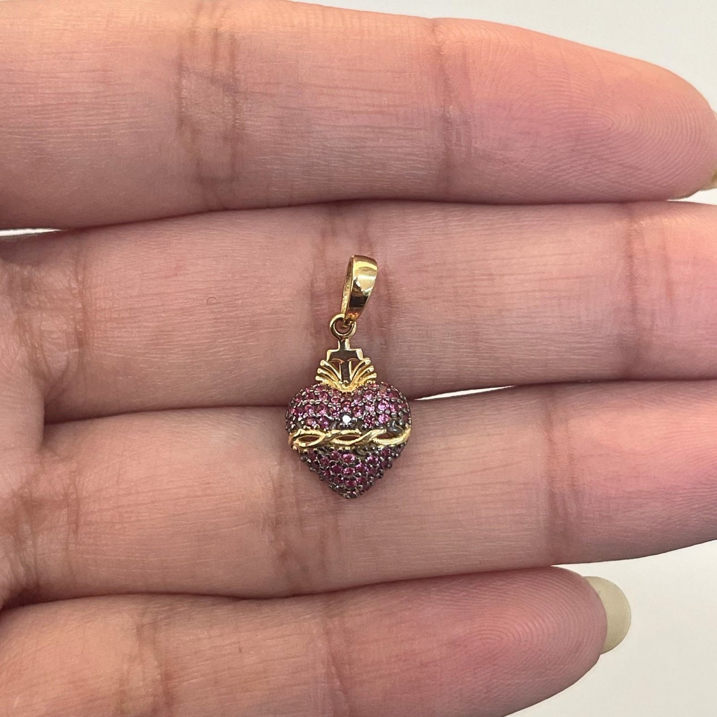 Pingente Sagrado Coração de Jesus em Ouro amarelo 18K, Cravejado com Zircônias vermelhas