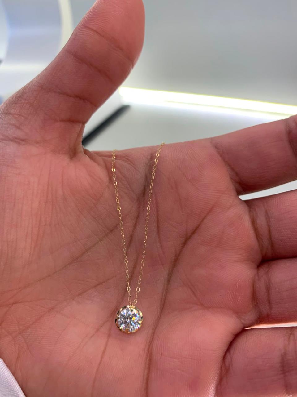 Gargantilha em ouro amarelo 18k, malha americana com 45 cm e moissanite de 5mm