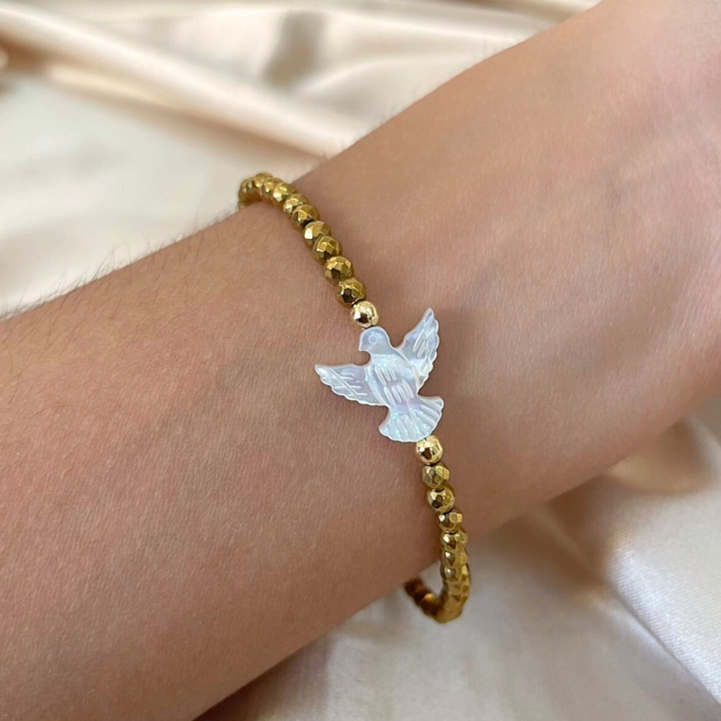 Pulseira Espírito Santo em madrepérola em Ouro 18K-750, com hematitas douradas