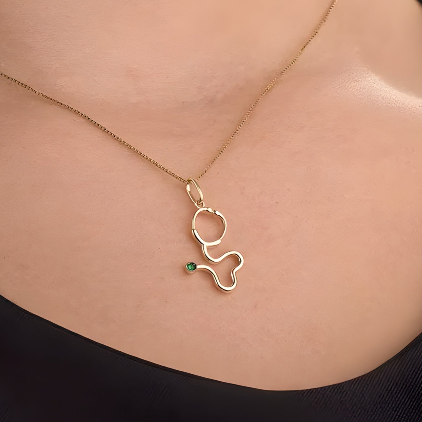 Pingente Estetoscópio em Ouro Amarelo 18K-750, com esmeralda