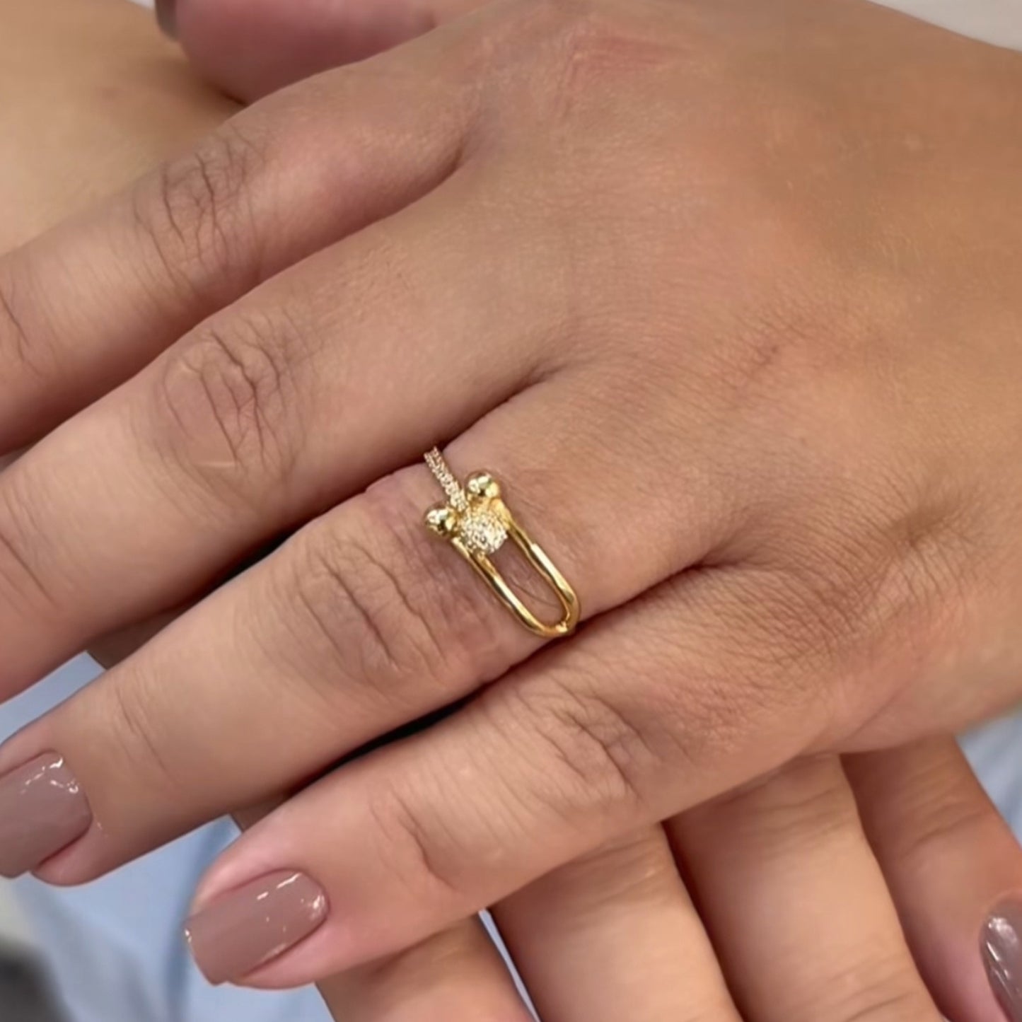 Anel Aurum em Ouro Amarelo 18K-750, com zircônias