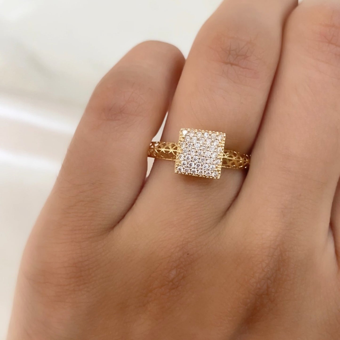 Anel Chuveiro Monet em Ouro Amarelo 18K-750, com zircônias