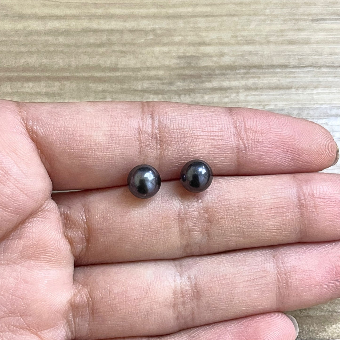Brinco com Pérolas Negras 6mm em Ouro Amarelo 18k