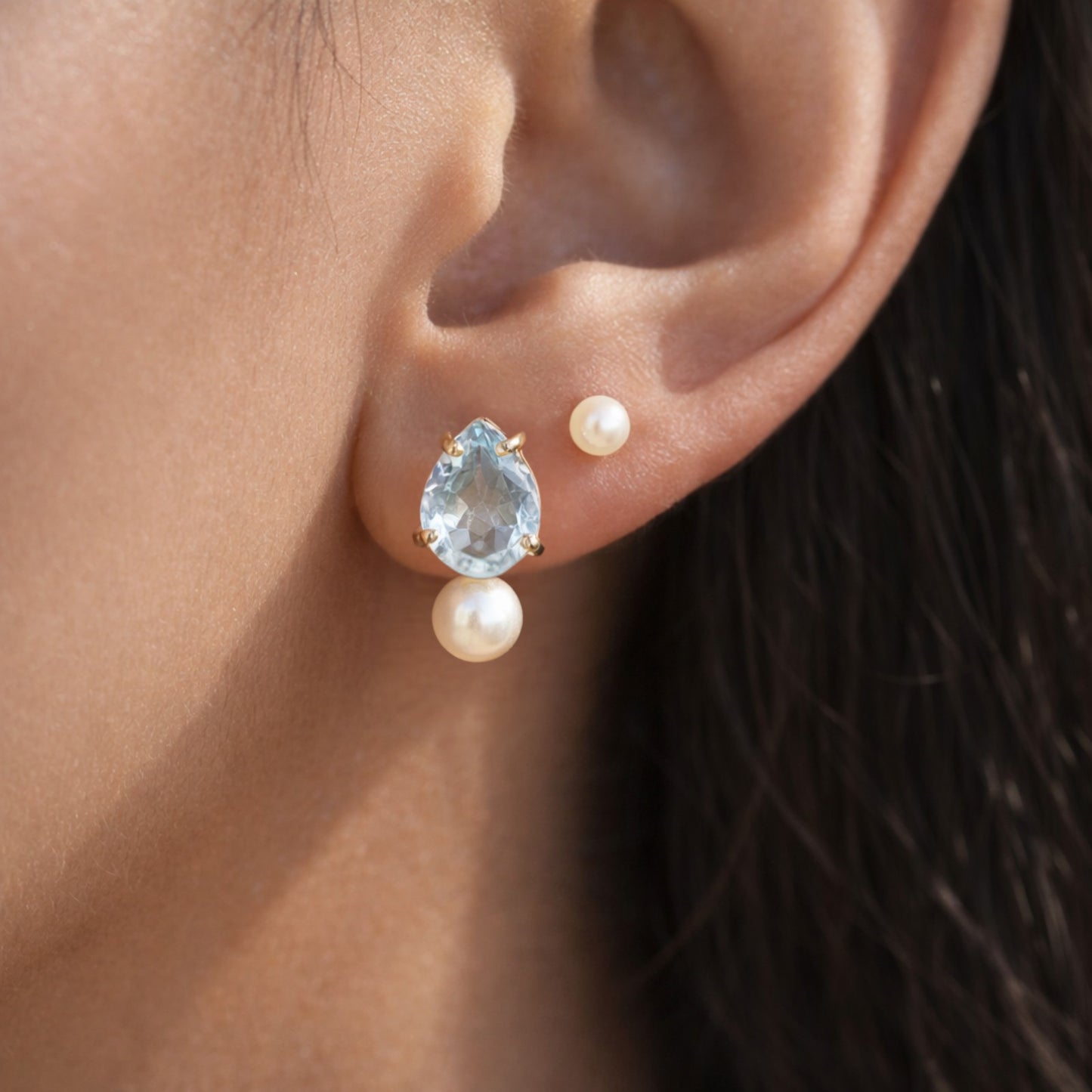 Brinco Brinco Gota de Luz em Ouro Amarelo 18k, com topázio sky e pérola