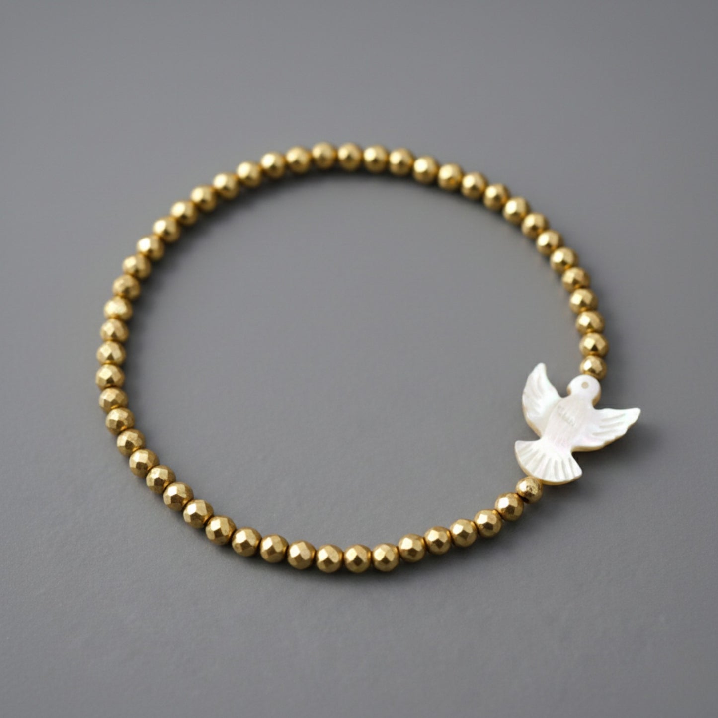 Pulseira Espírito Santo em madrepérola em Ouro 18K-750, com hematitas douradas