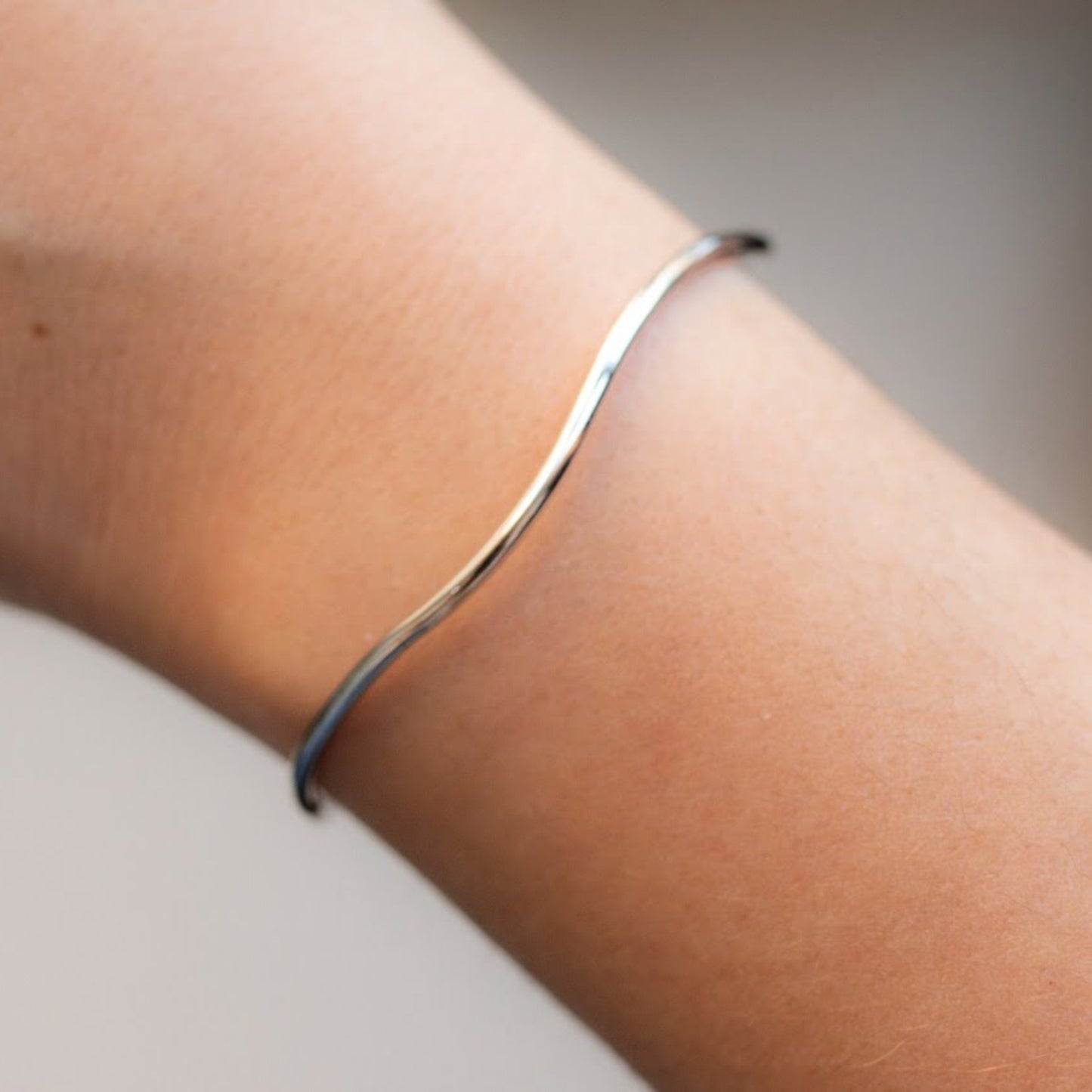 Bracelete Ondulado em Ouro Branco 18K