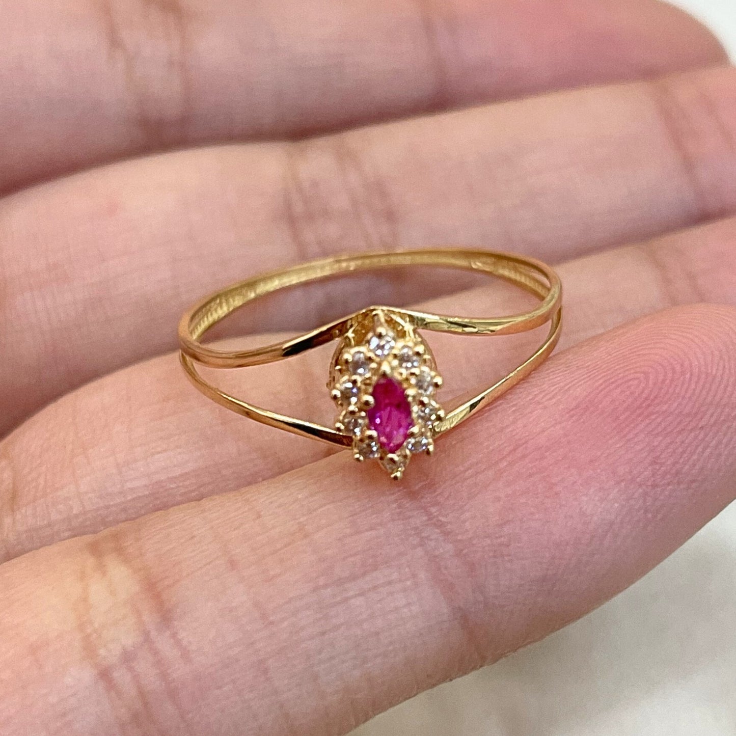 Anel Victoria em Ouro Amarelo 18K-750, com zircônias