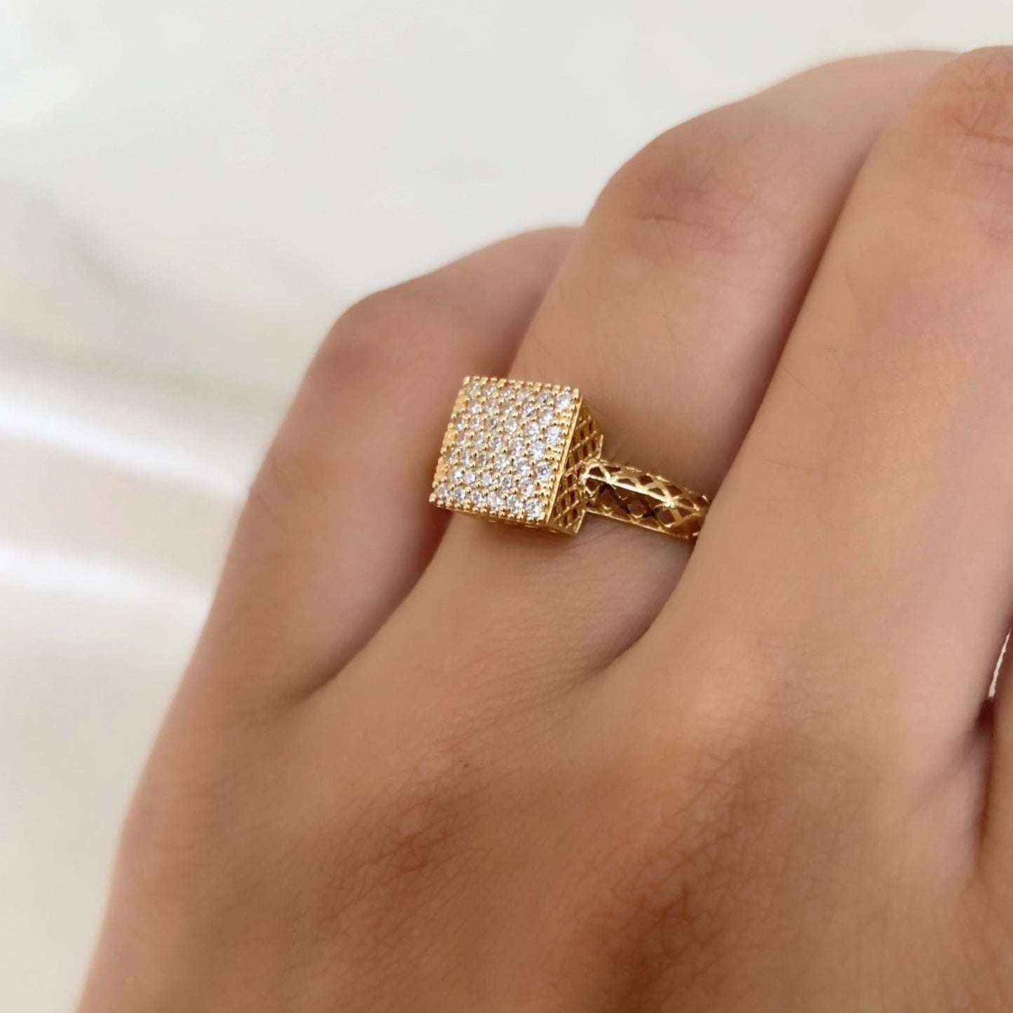 Anel Chuveiro Monet em Ouro Amarelo 18K-750, com zircônias