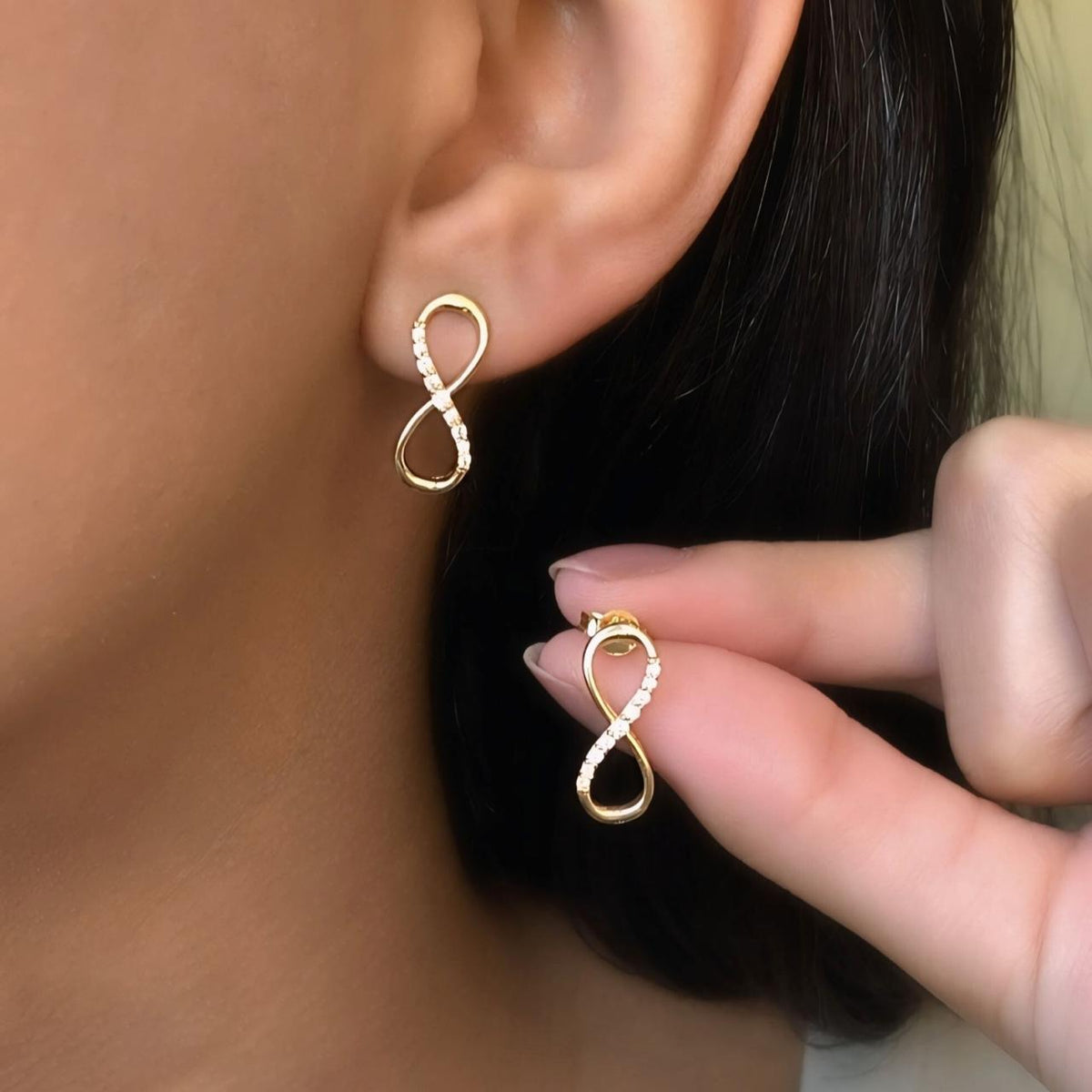 Brinco infinito em Ouro Amarelo 18K