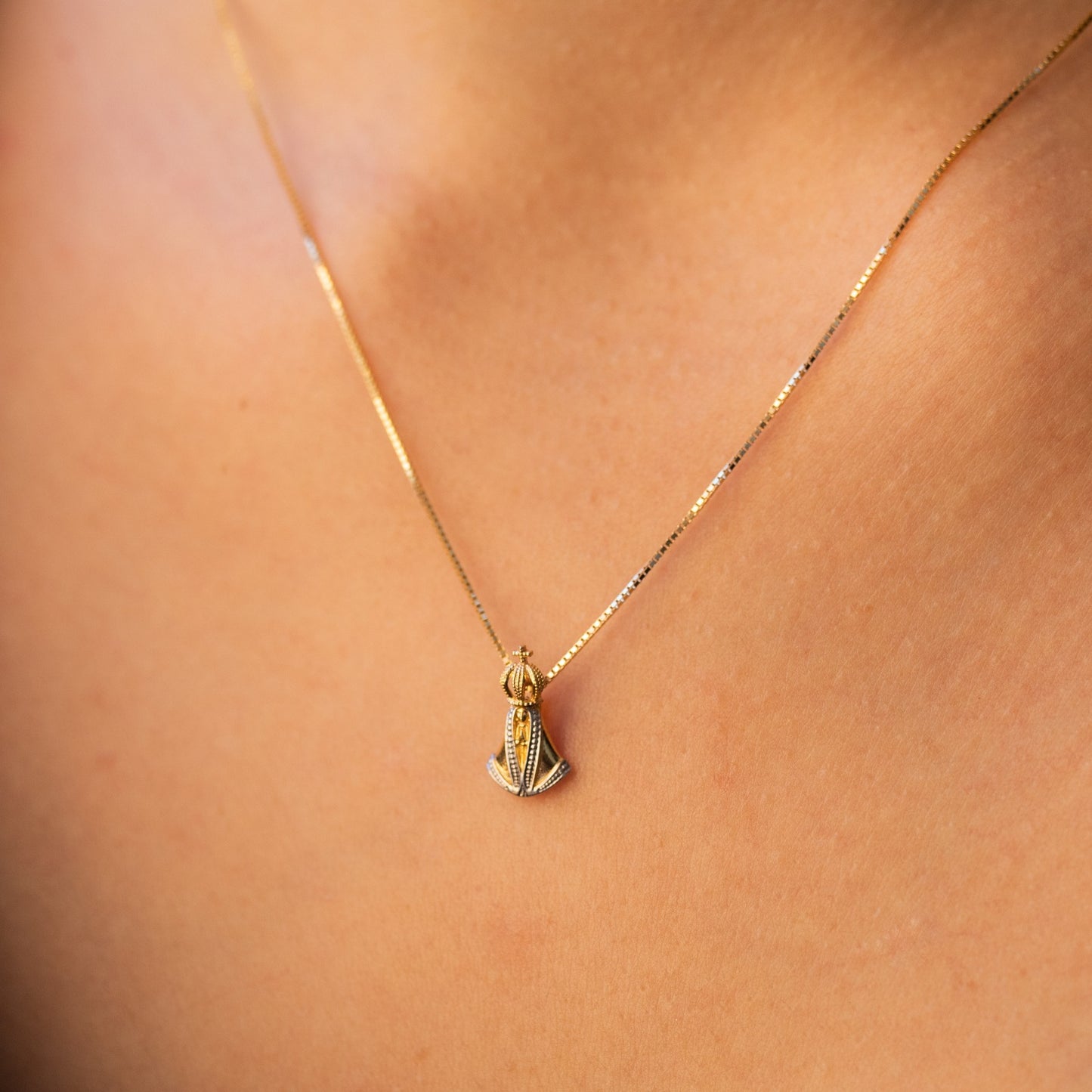 Pingente Nossa Senhora Aparecida Mini Com Detalhe Rodinado em Ouro Amarelo 18k-750