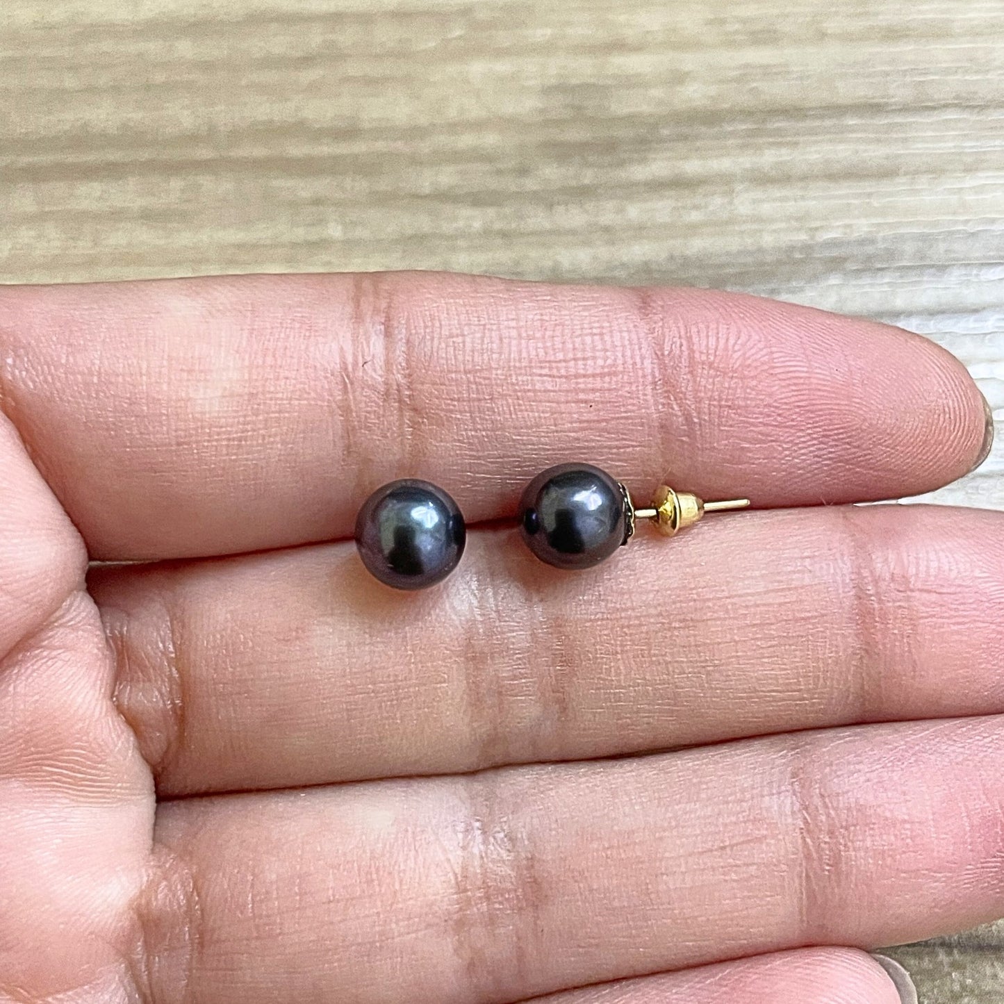 Brinco com Pérolas Negras 6mm em Ouro Amarelo 18k