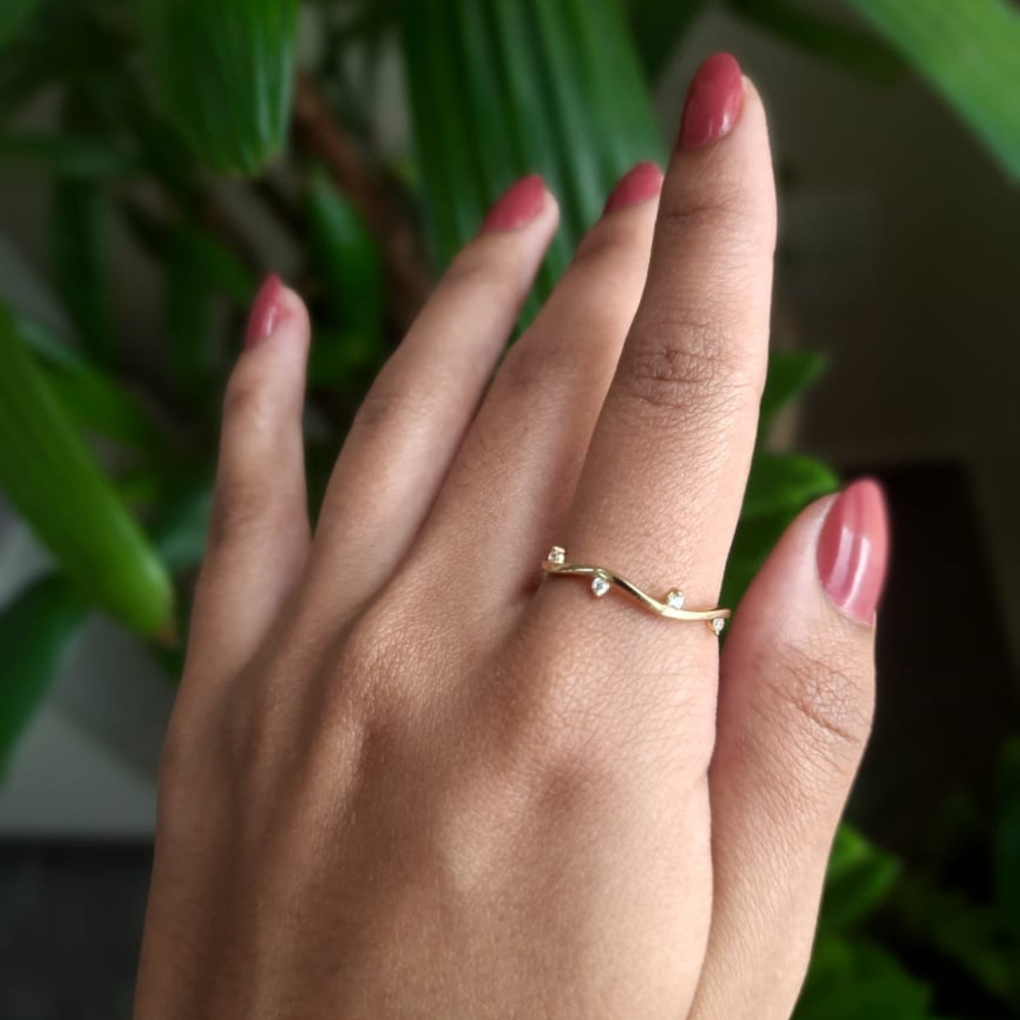 Anel em Ouro Amarelo 18k - Aro com Curvas com 4 Zircônias