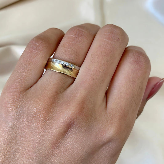 Aliança Destiny em Ouro 18k - 750 com 5 brilhantes