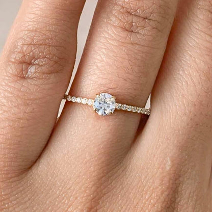 Anel Delicate em Ouro Amarelo 18K com Moissanite