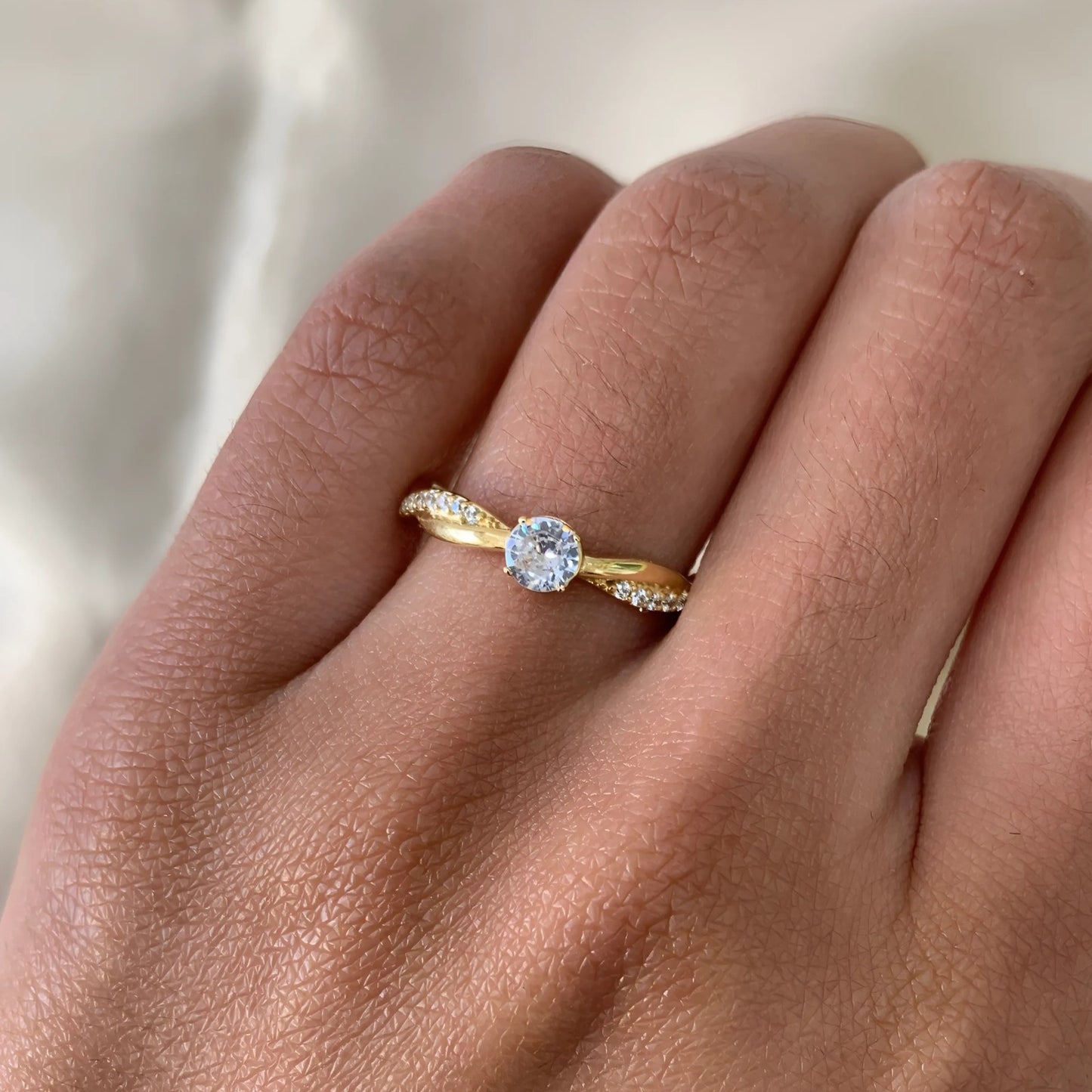 Anel Solitário Lovely em Ouro Amarelo 18K-750