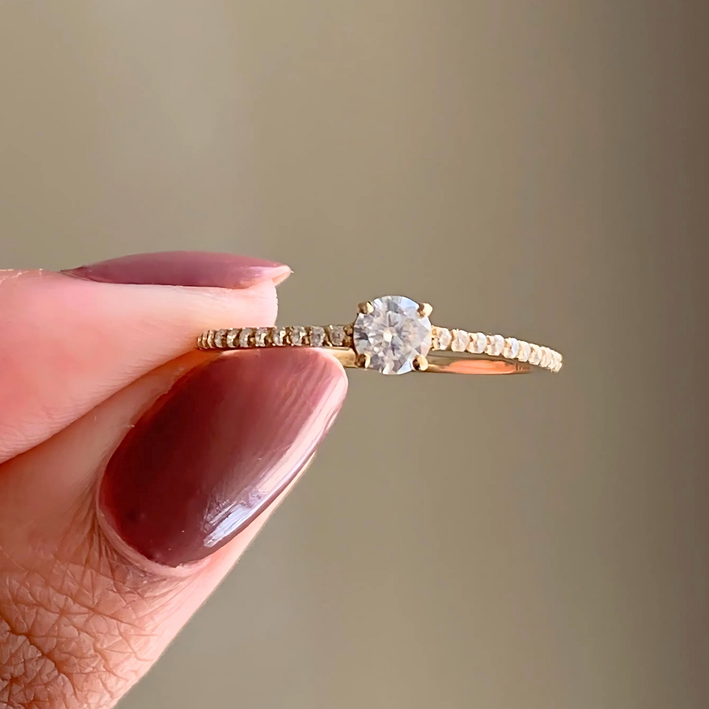 Anel Delicate em Ouro Amarelo 18K com Moissanite
