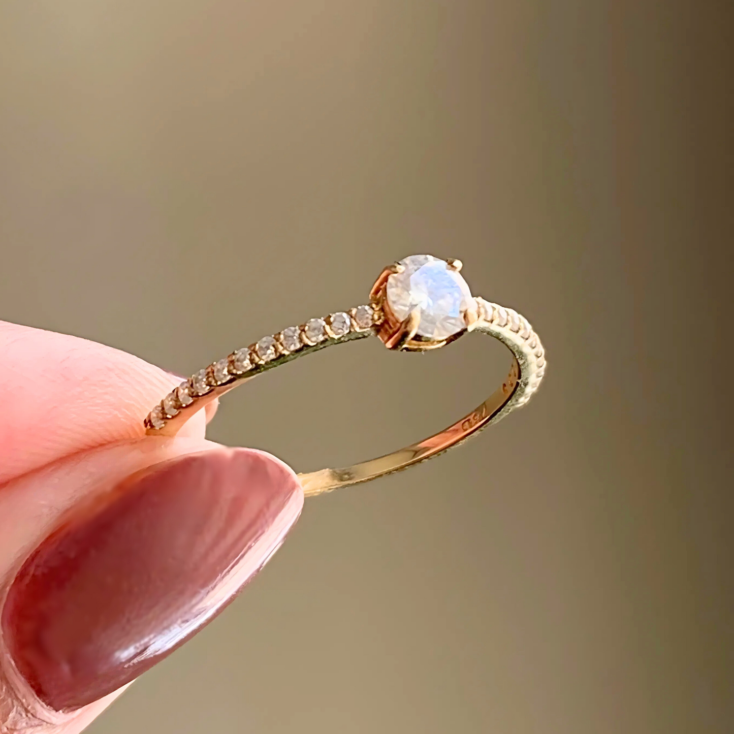 Anel Delicate em Ouro Amarelo 18K com Moissanite