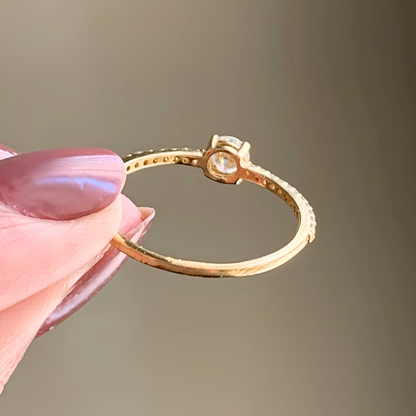 Anel Delicate em Ouro Amarelo 18K com Moissanite