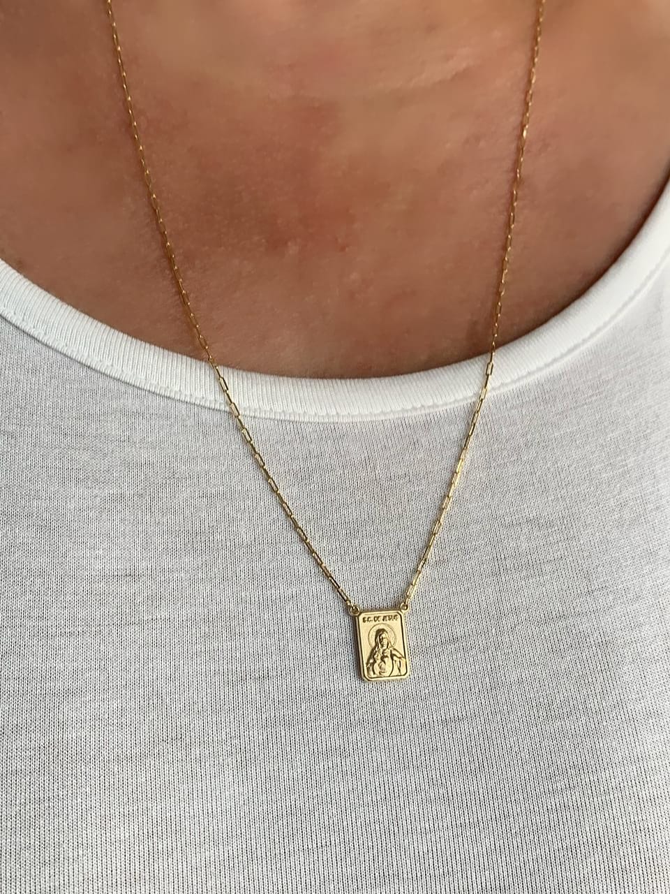 Escapulário em Ouro Amarelo 18K – Medalhas Retangulares Dupla Face Corrente Cadeado