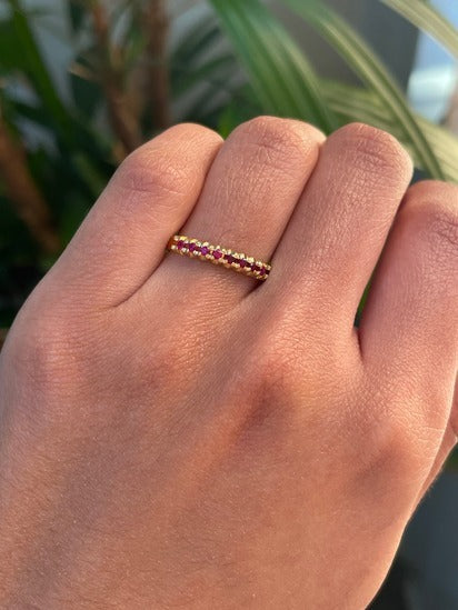 Meia aliança em Ouro Amarelo 18K com zirconias vermelhas