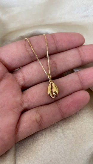Pingente Mini Búzio em Ouro amarelo 18K