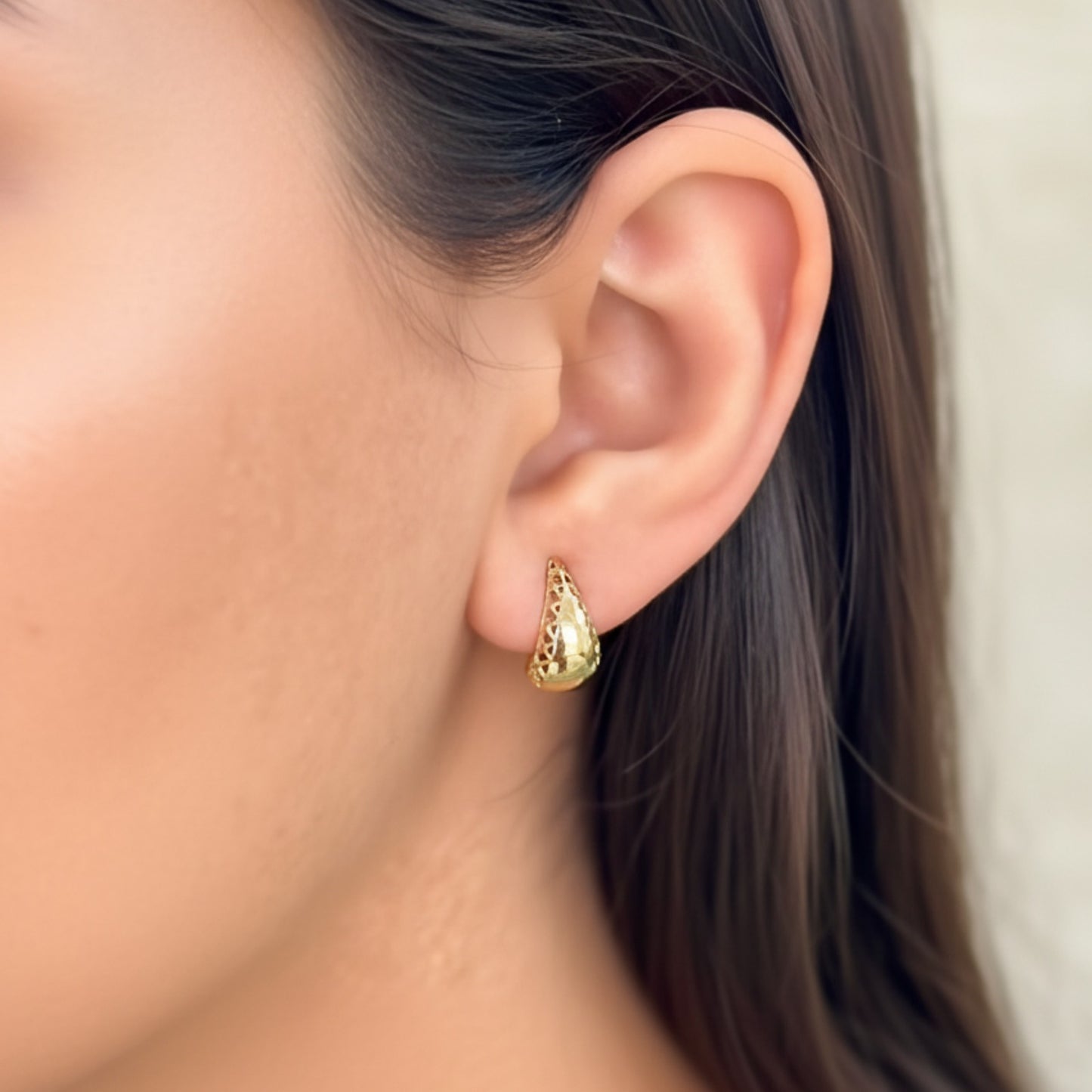 Brinco Gota Dourada em Ouro Amarelo 18K-750