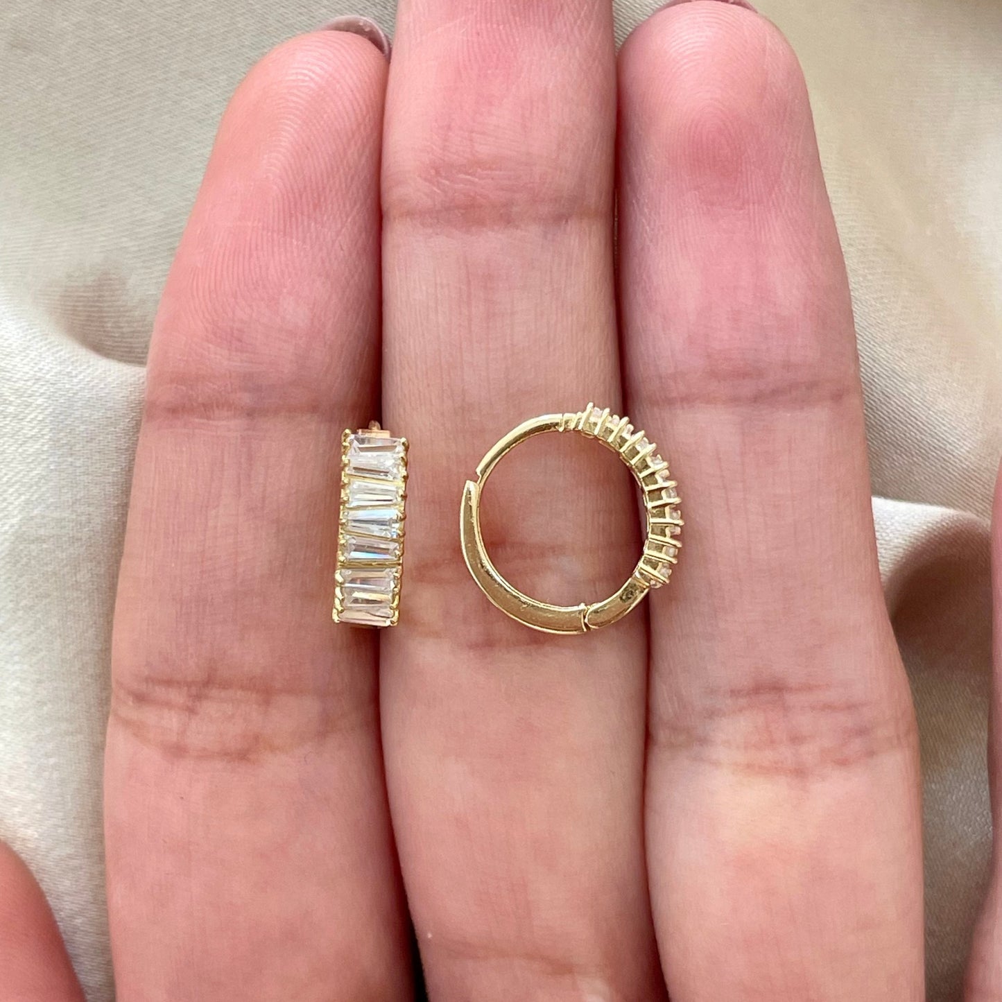 Brinco Argola em Ouro Amarelo 18K-750, com Zircônias