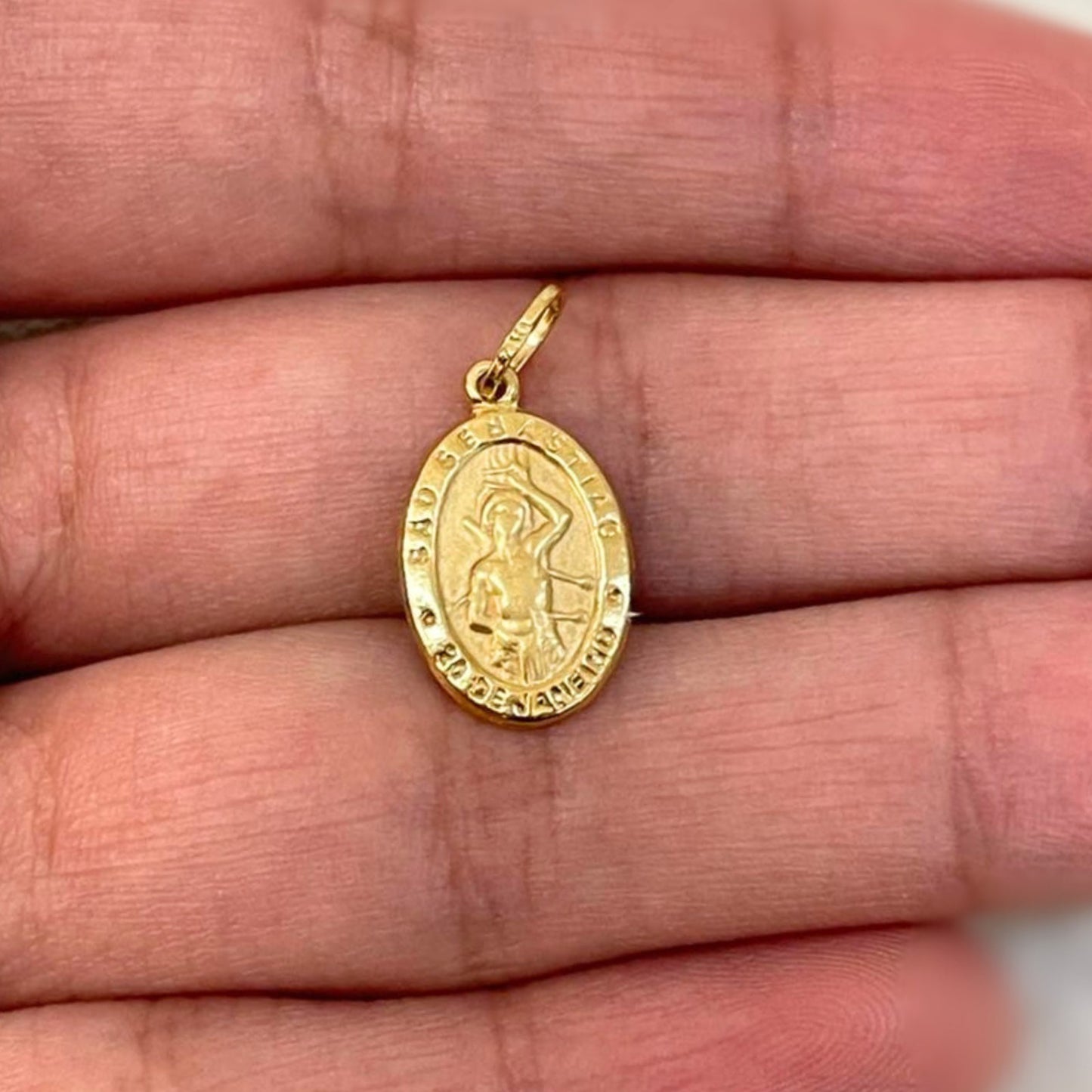 Pingente Medalha Oval São Sebastião em Ouro Amarelo 18K-750