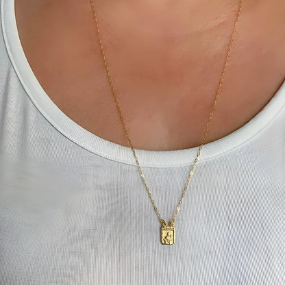 Escapulário em Ouro Amarelo 18K – Medalhas Retangulares Corrente Cadeado Simples