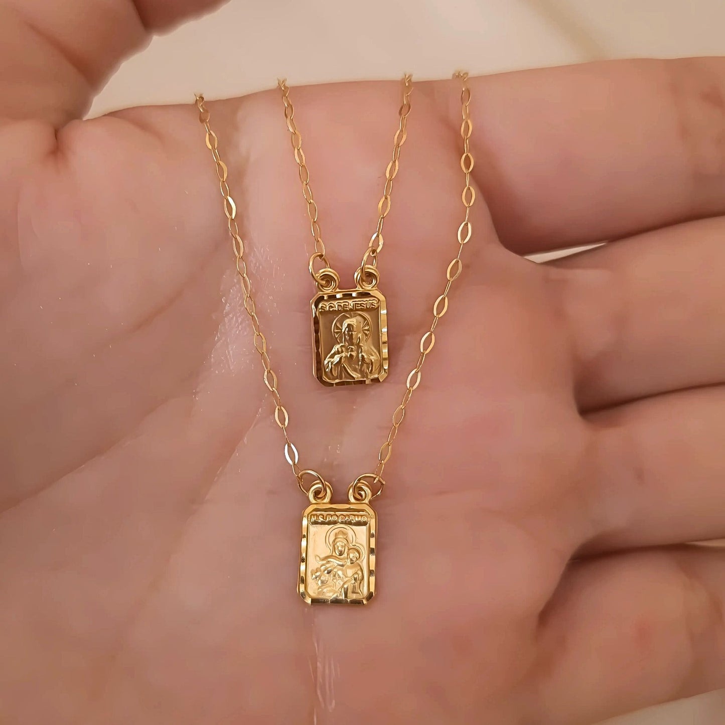 Escapulário em Ouro Amarelo 18K – Medalhas Retangulares Corrente Cadeado Simples
