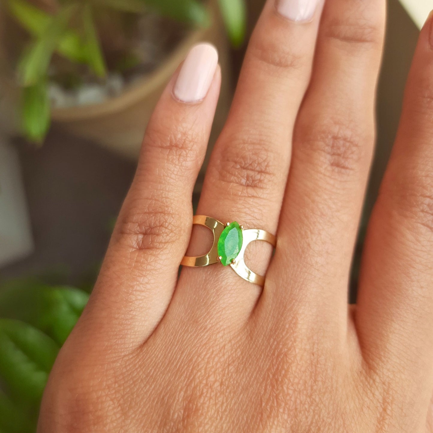 Anel com Nefrita em Ouro Amarelo 18K - Coleção Enlace