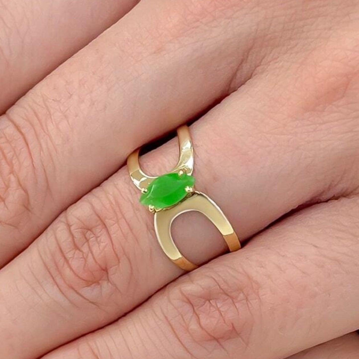 Anel com Nefrita em Ouro Amarelo 18K - Coleção Enlace