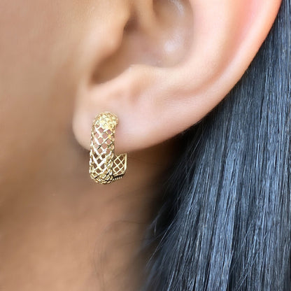 Brinco Meia Argola Quadrada em Ouro Amarelo 18k-750 com Detalhe Vazado, 10mm