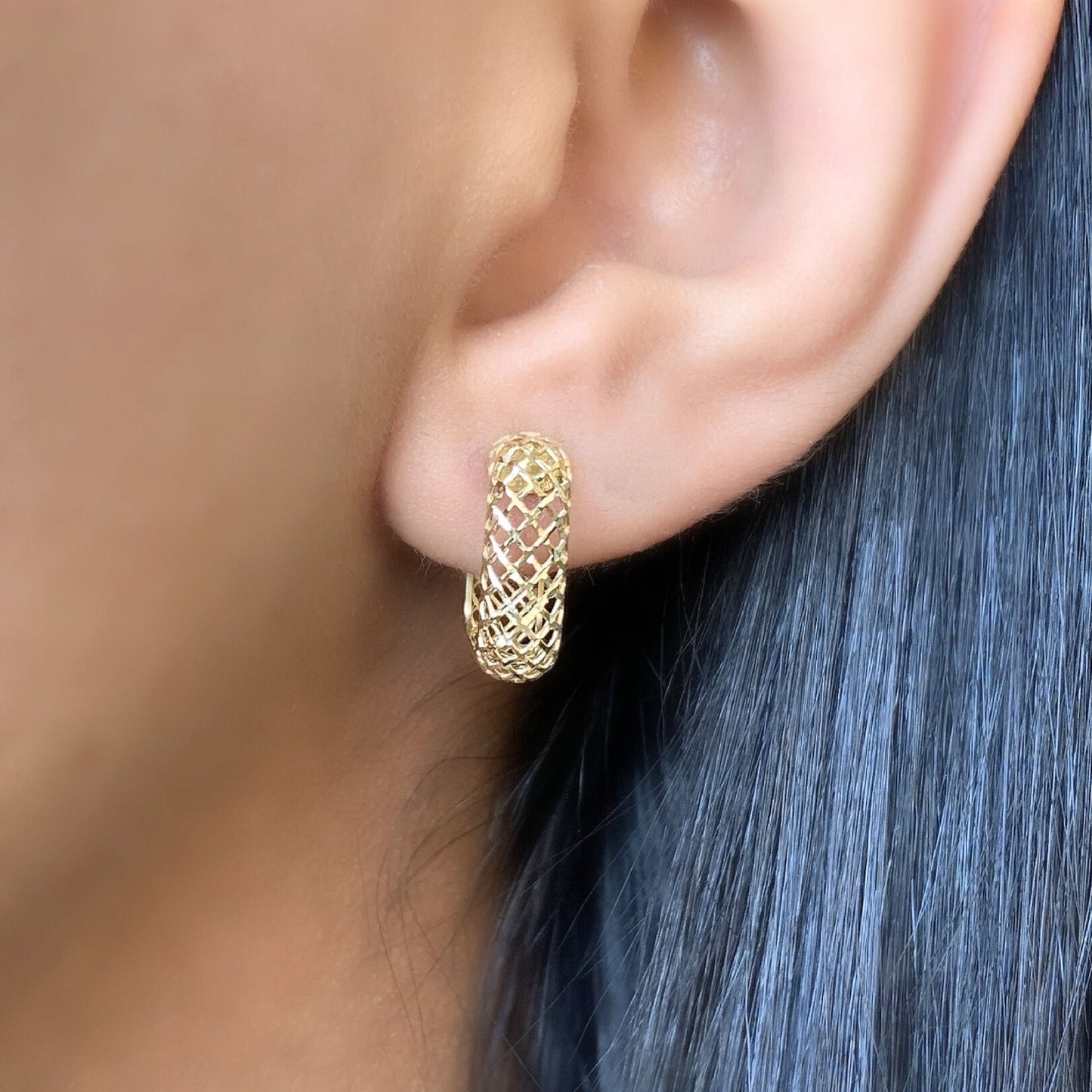 Brinco Meia Argola Quadrada em Ouro Amarelo 18k-750 com Detalhe Vazado, 10mm