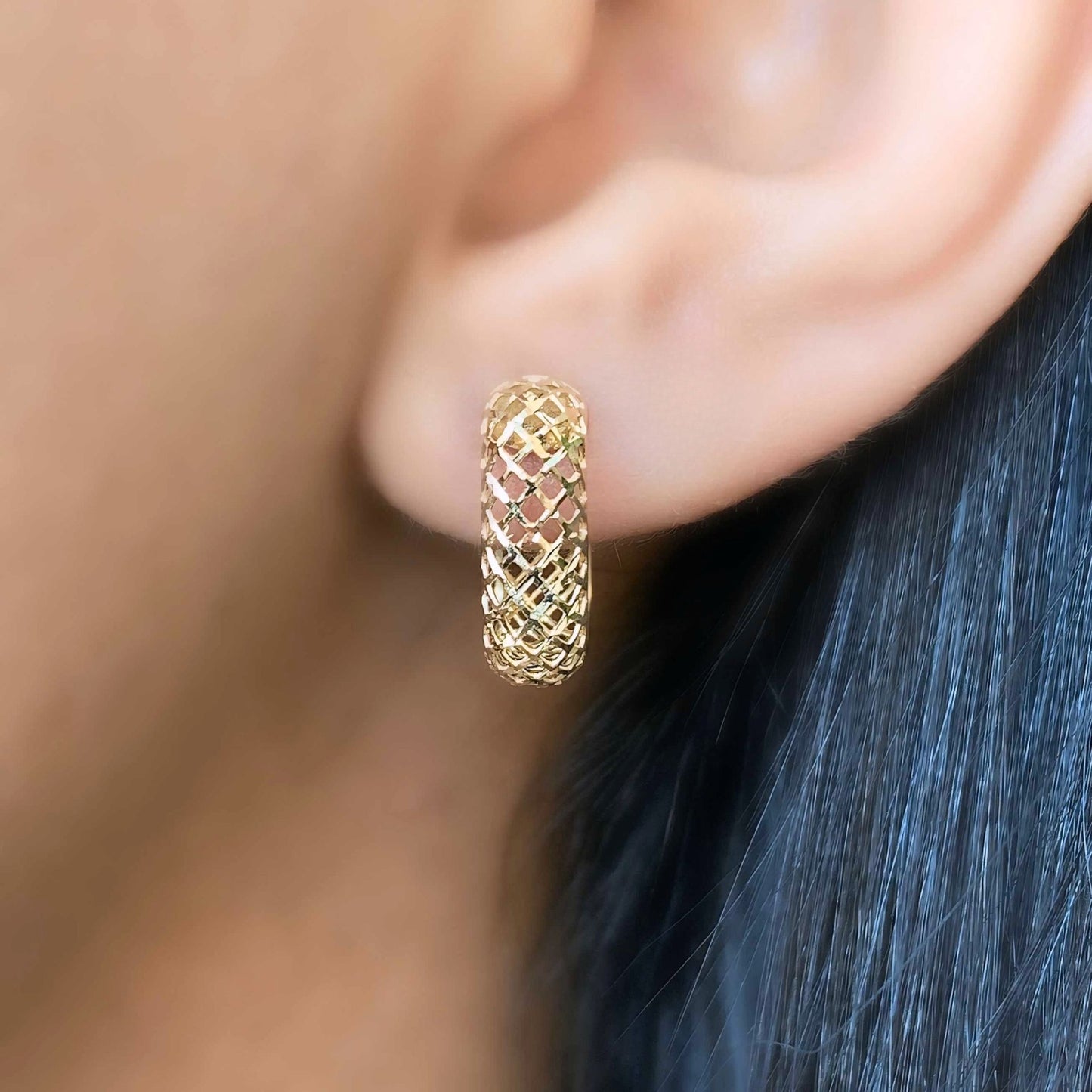 Brinco Meia Argola Quadrada em Ouro Amarelo 18k-750 com Detalhe Vazado