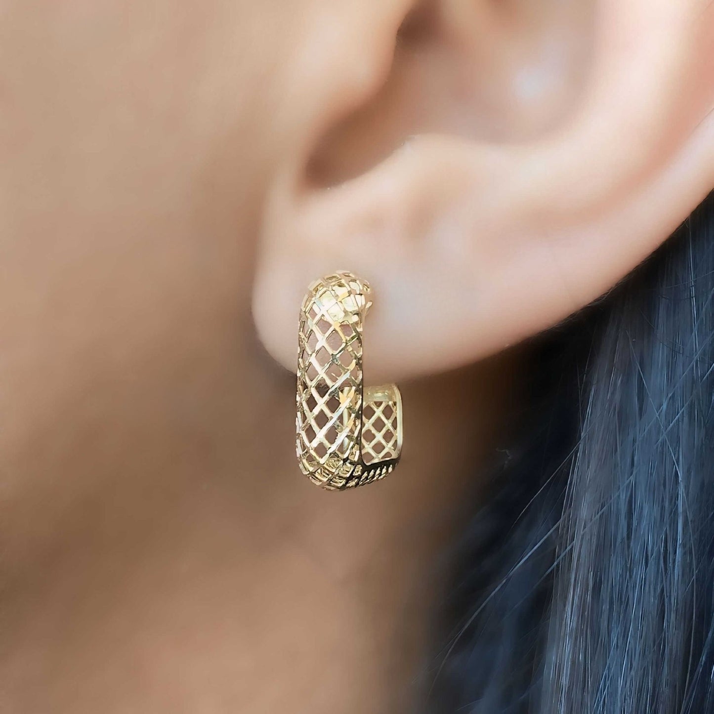 Brinco Meia Argola Quadrada em Ouro Amarelo 18k-750 com Detalhe Vazado