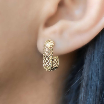 Brinco Meia Argola Quadrada em Ouro Amarelo 18k-750 com Detalhe Vazado