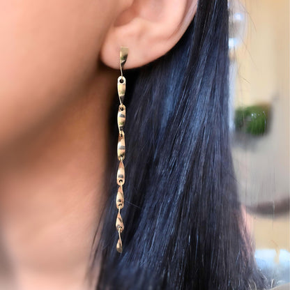 Brinco 7 Elos torcidos em Ouro Amarelo 18k-750