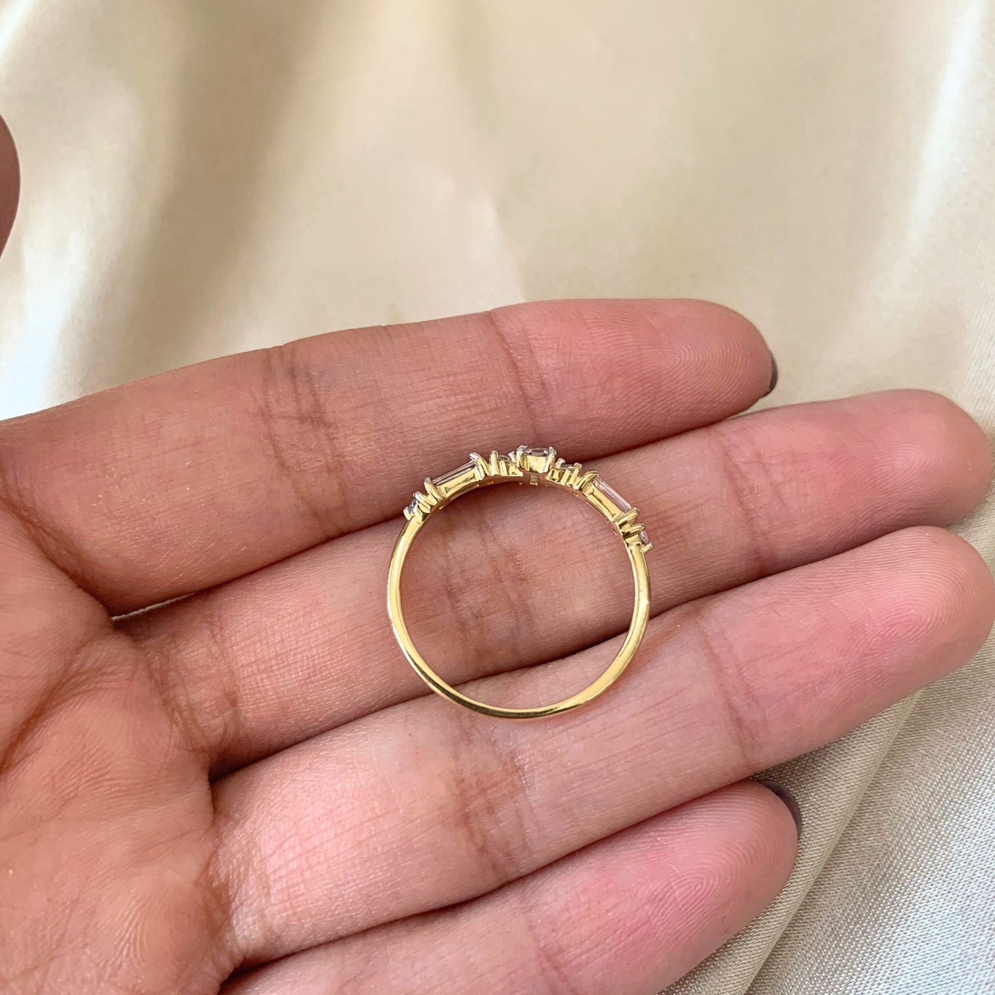 Anel Meia Aliança com Topázios Brancos em Ouro Amarelo 18K